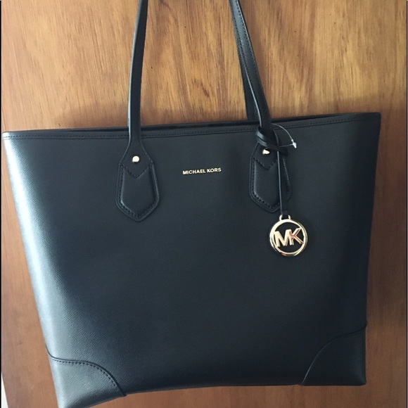 Michael Kors - Picture 2 of 3